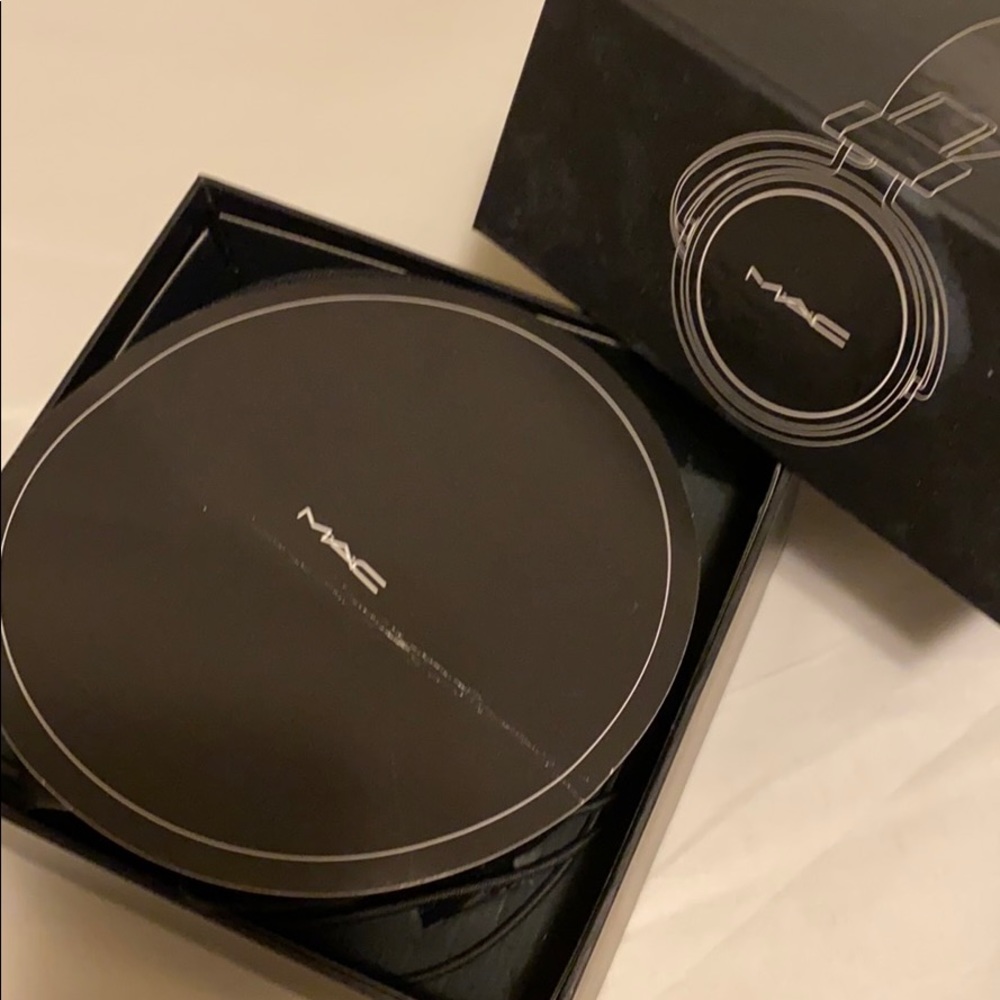 MAC cosmetics black employee headphones - Picture 3 of 4